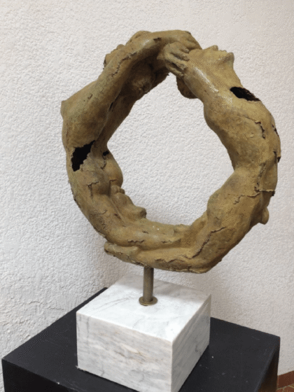 escultura anillo de la autora Olivia Guzman