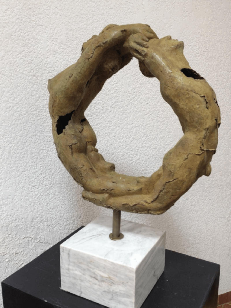 escultura anillo de la autora Olivia Guzman